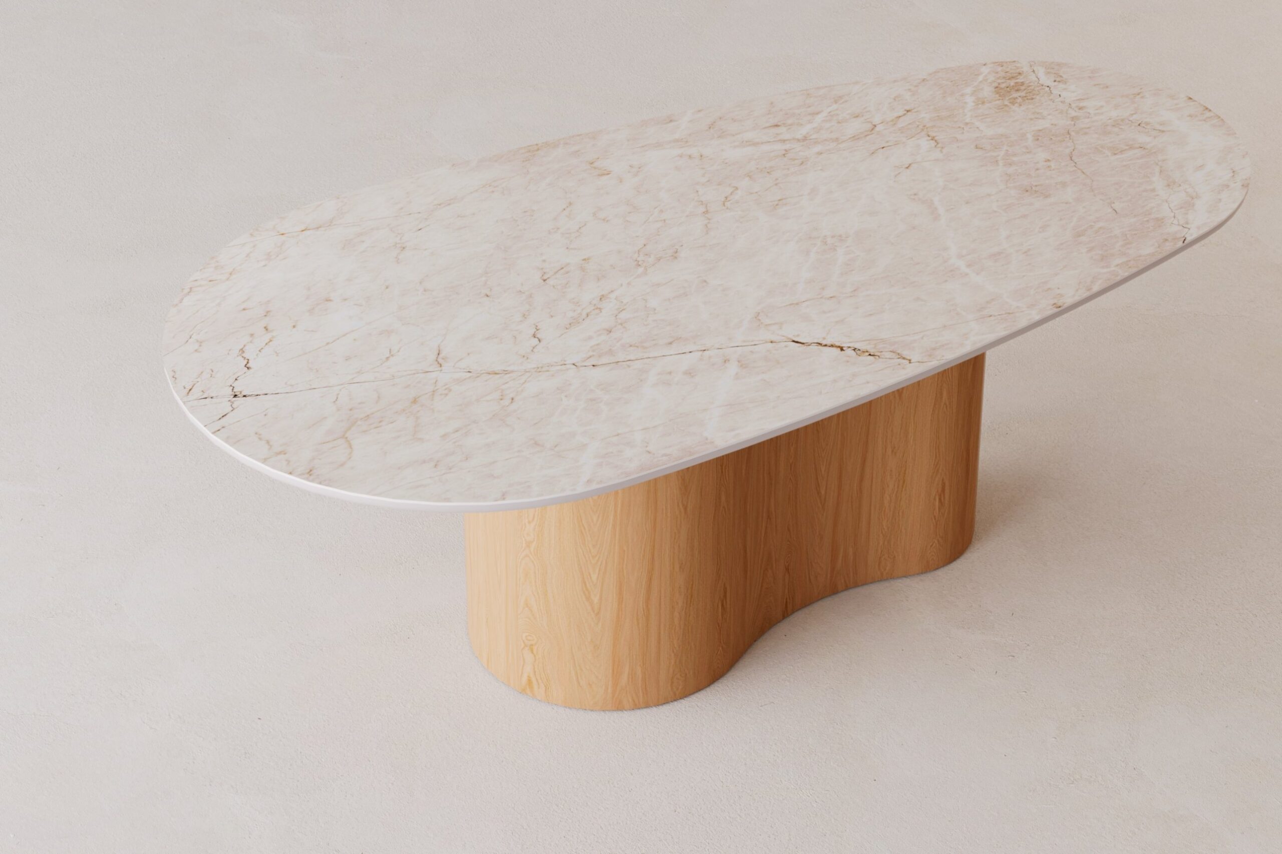 Stół Fortuna widziany z góry: organiczny blat ze spieku kwarcowego Marble Mahal o kremowym tle ze złotymi żyłkami, na centralnej podstawie z forniru dębowego, kolekcja Organica Vena Design.